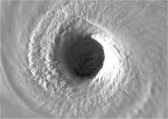 Le super typhon Mangkhut frappe le nord-est des Philippines le 14 septembre puis Hong Kong le 16